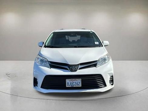 Used 2019 Toyota Sienna LE w/ Carpet Mat Package FWD image 2