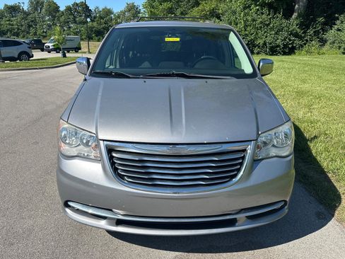 Used 2016 Chrysler Town & Country Touring-L w/ Driver Convenience Group FWD image 2
