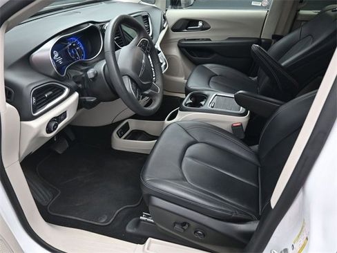 Used 2024 Chrysler Pacifica Touring-L image 20
