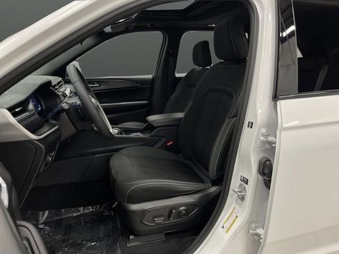 Used 2024 Jeep Grand Cherokee Laredo X w/ Luxury Tech Group I image 4