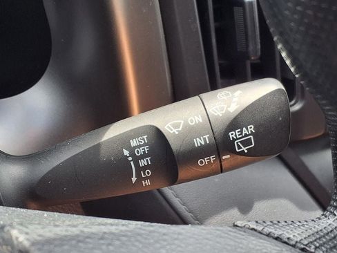 Used 2018 Toyota RAV4 LE FWD image 23