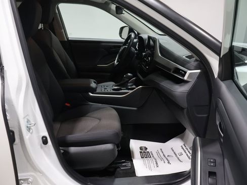 Used 2024 Toyota Highlander LE image 21