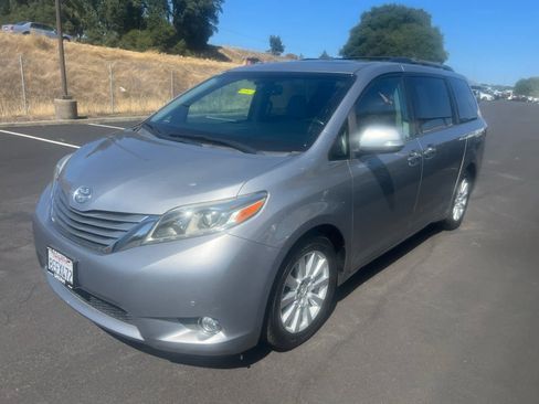 Certified 2017 Toyota Sienna Limited Premium image 5