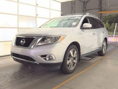 Used 2013 Nissan Pathfinder Platinum FWD image 3