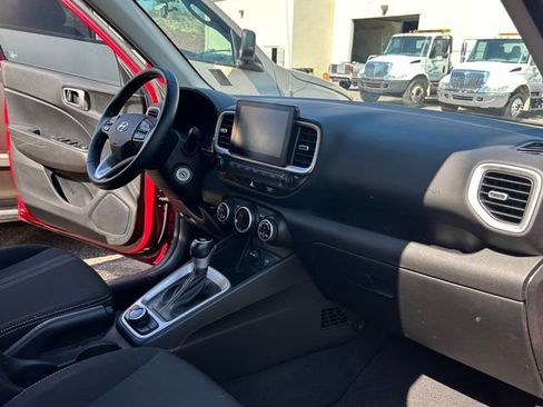 Used 2021 Hyundai Venue SEL image 14
