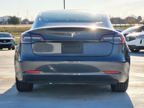 Used 2023 Tesla Model 3 Standard Range image 4