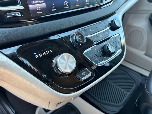 Used 2023 Chrysler Pacifica Touring-L FWD image 19