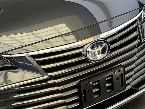 Used 2020 Toyota Avalon XLE w/ Moonroof Package image 29