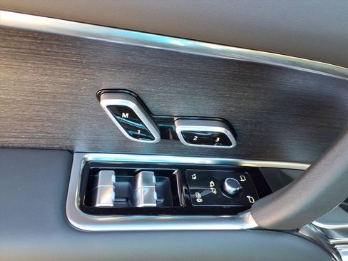 Certified 2025 Land Rover Range Rover SE image 10