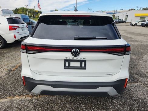 New 2025 Volkswagen Tiguan SE image 6