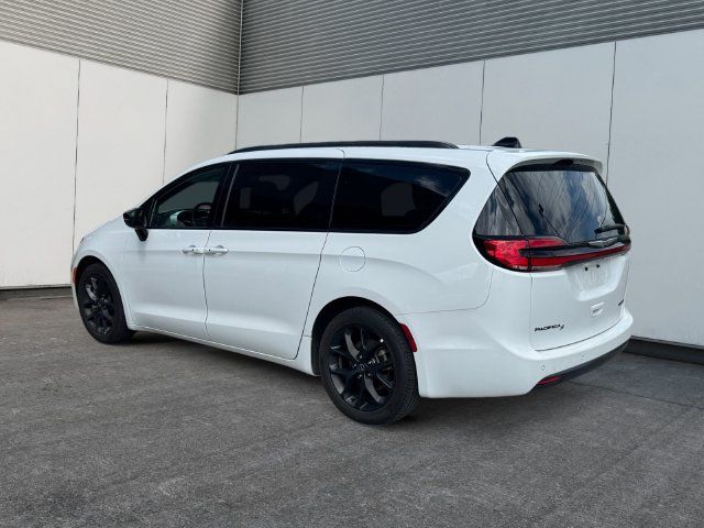 Used 2025 Chrysler Pacifica Limited FWD image 3