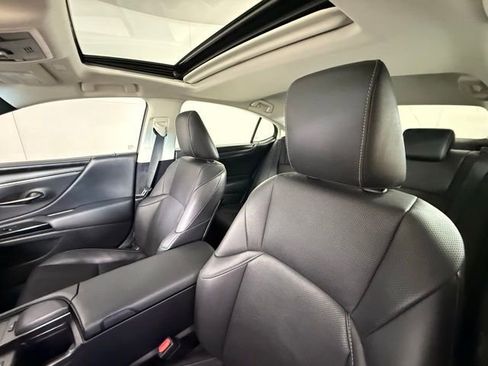 Used 2022 Lexus ES 300h w/ Premium Package image 5