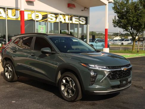 Used 2025 Chevrolet Trax LT w/ Sunroof Package FWD image 3