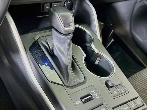 Used 2021 Toyota Highlander LE AWD/4WD image 16