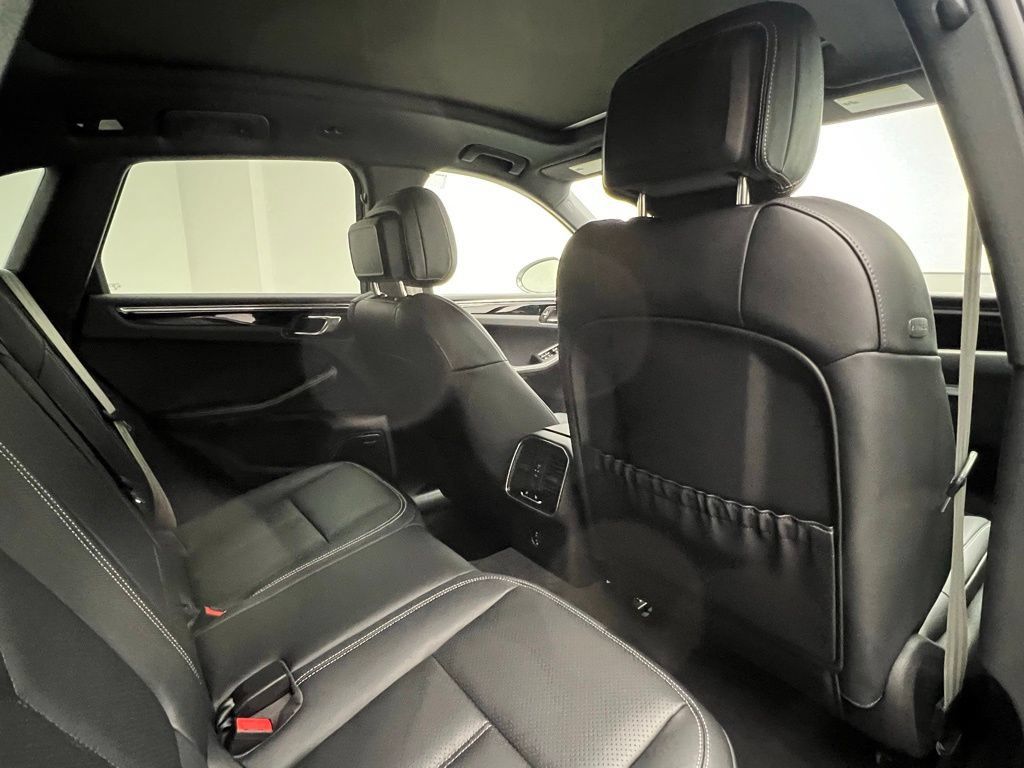 Used 2026 Porsche Macan AWD/4WD image 16
