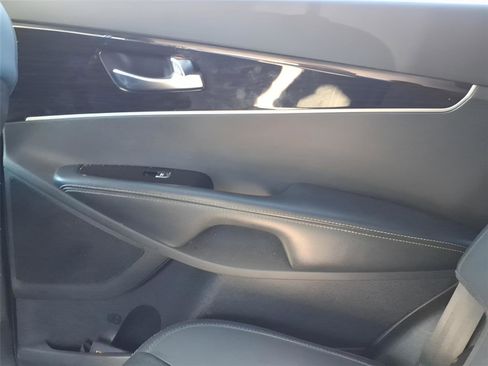 Used 2019 Kia Sorento LX image 18