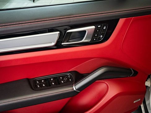 Certified 2023 Porsche Cayenne Platinum Edition image 24