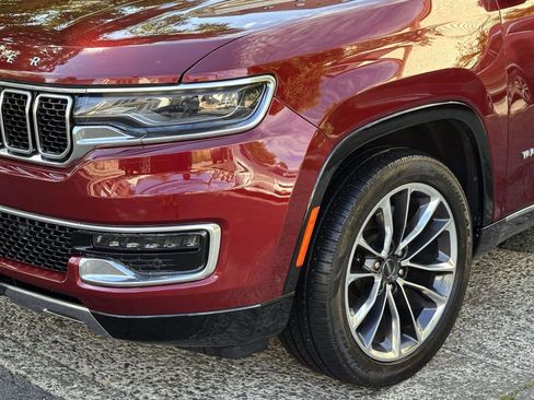 Used 2023 Jeep Wagoneer Series III w/ Premium Group I AWD/4WD image 9