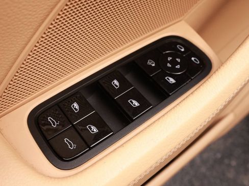Used 2018 Porsche Panamera 4 AWD/4WD image 36