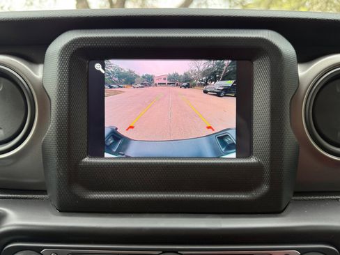 Used 2021 Jeep Gladiator Sport image 29