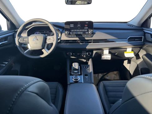 New 2025 Mitsubishi Outlander SE image 13