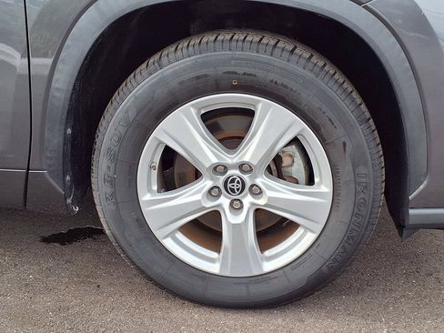 Used 2023 Toyota Highlander LE FWD image 10