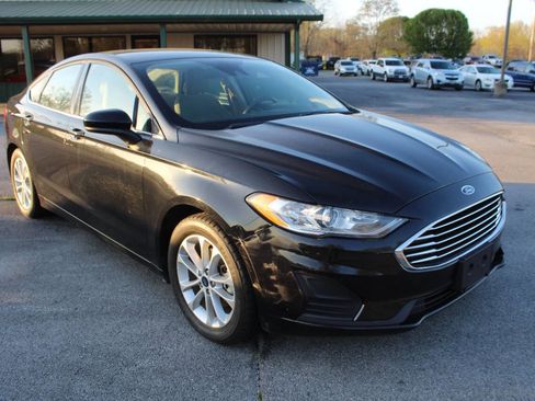 Used 2019 Ford Fusion SE image 2