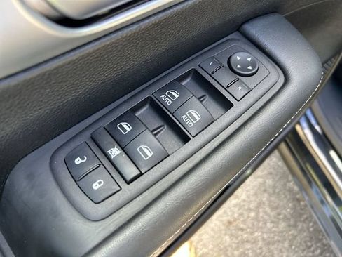 Used 2023 Chrysler Pacifica Touring-L w/ S Appearance Package AWD/4WD image 16