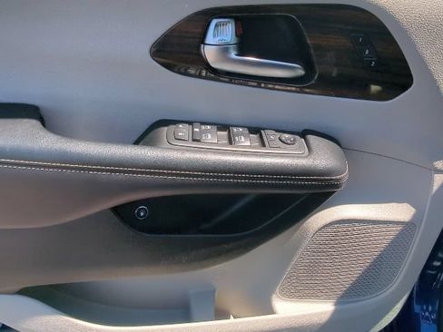 Used 2021 Chrysler Pacifica Limited FWD image 13