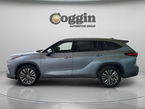 Used 2020 Toyota Highlander Platinum image 2