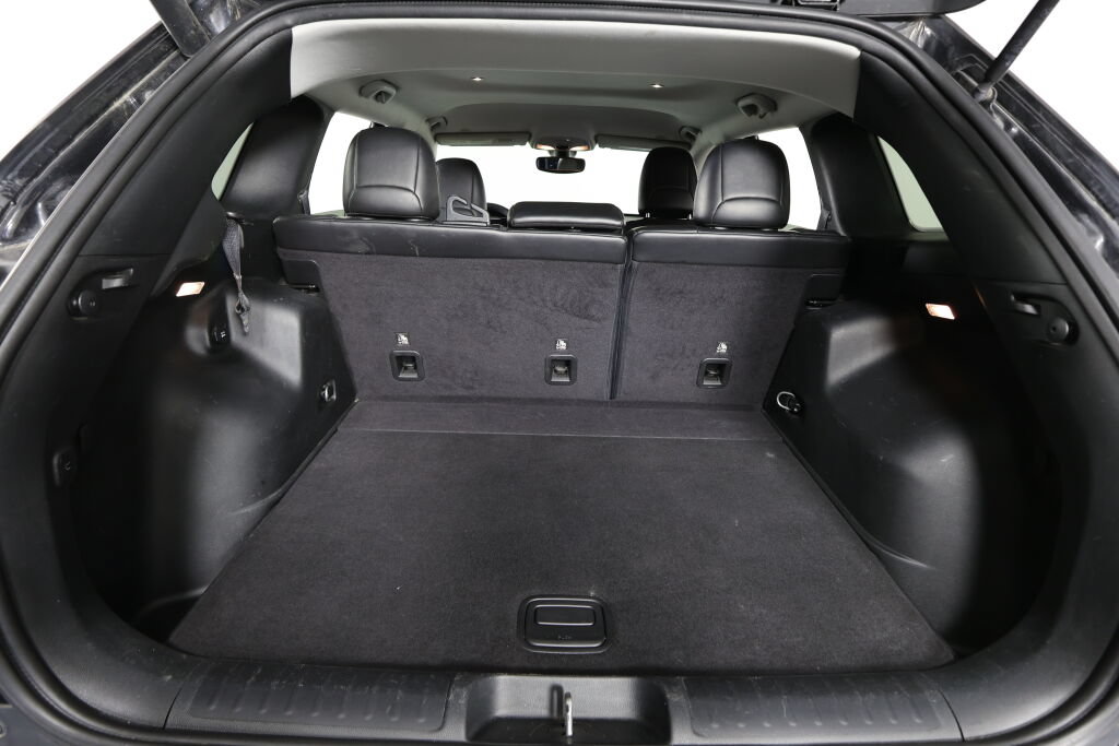 Used 2019 Jeep Cherokee Latitude Plus w/ Comfort/Convenience Group FWD image 18