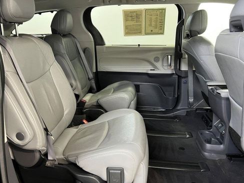 Used 2023 Toyota Sienna Limited image 20