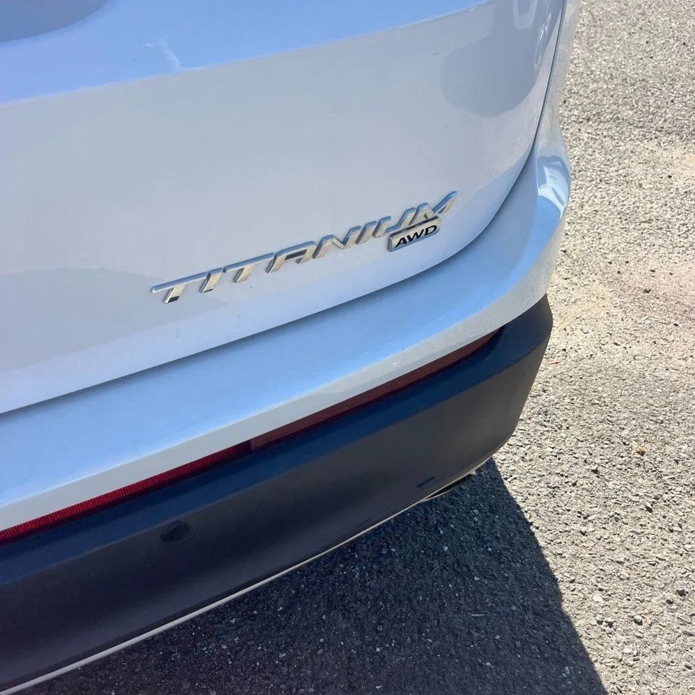 Used 2018 Ford Edge Titanium w/ Equipment Group 301A AWD/4WD image 16