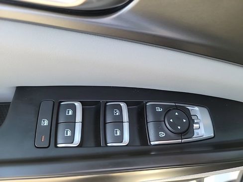 Used 2023 Kia Carnival LX image 8