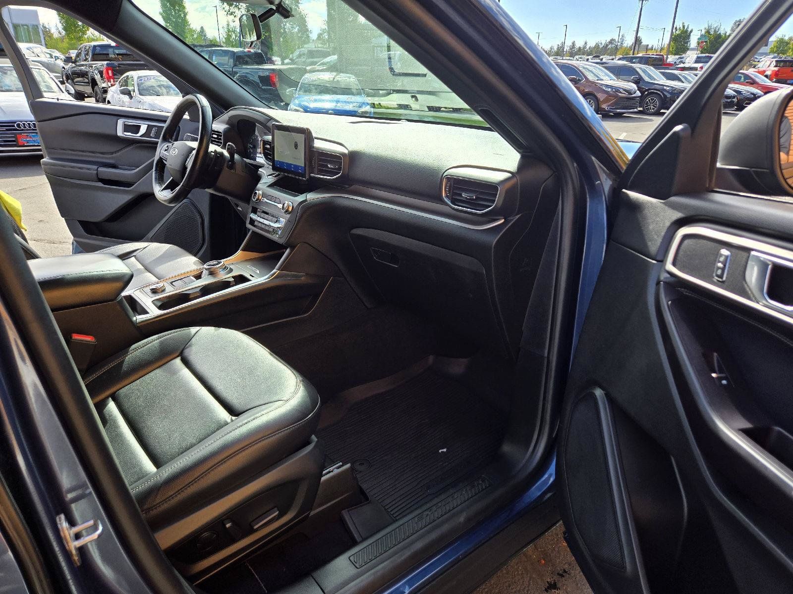 Used 2020 Ford Explorer XLT w/ Equipment Group 202A AWD/4WD image 11