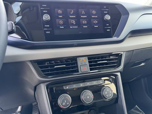 Certified 2023 Volkswagen Taos SE w/ Panoramic Sunroof Package image 25