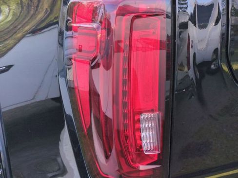 Used 2025 GMC Sierra 1500 SLT image 9