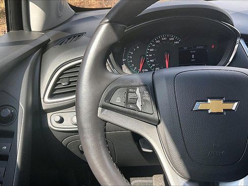 Used 2022 Chevrolet Trax LT w/ LT Convenience Package image 18