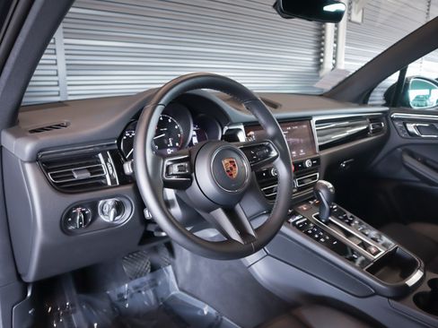 Certified 2026 Porsche Macan AWD/4WD image 4