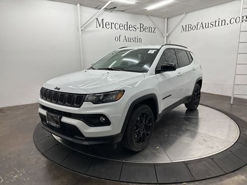 Used 2025 Jeep Compass Latitude w/ Altitude Special Edition image 3