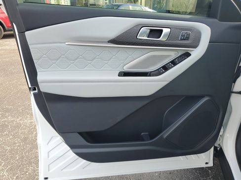 Used 2025 Ford Explorer Platinum w/ Ultimate Package image 18