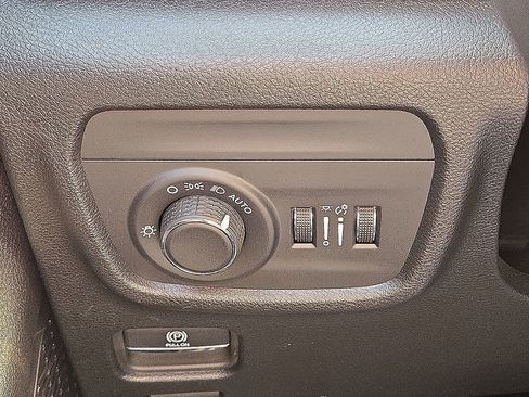 Used 2025 Jeep Grand Cherokee Altitude AWD/4WD image 25