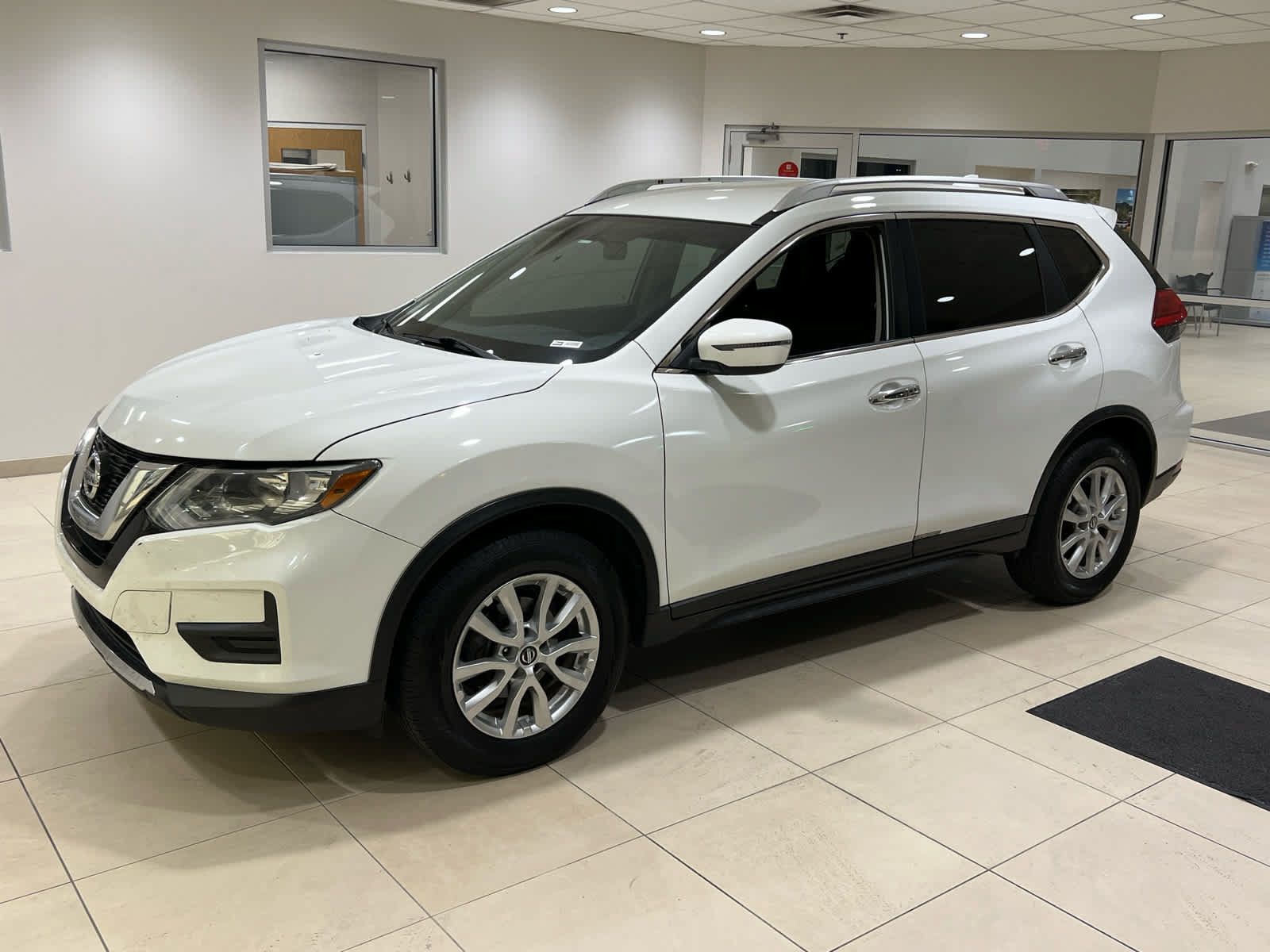 Used 2017 Nissan Rogue SV FWD image 3