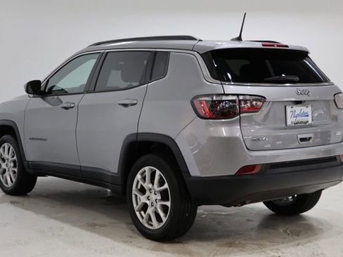Used 2023 Jeep Compass Latitude w/ Sun and Sound Group AWD/4WD image 5