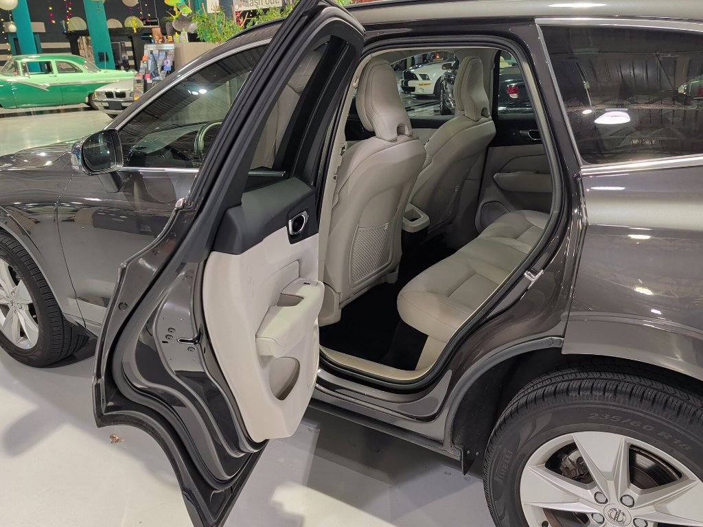 Used 2022 Volvo XC60 B5 Momentum w/ Climate Package FWD image 13