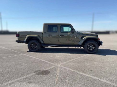 New 2025 Jeep Gladiator Sport image 14