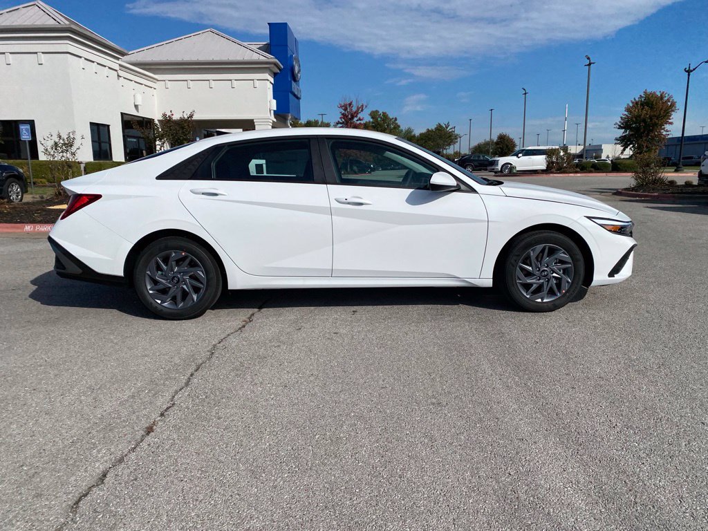 New 2026 Hyundai Elantra Hybrid FWD image 8