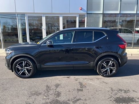 Certified 2025 Volvo XC40 B5 Core image 2