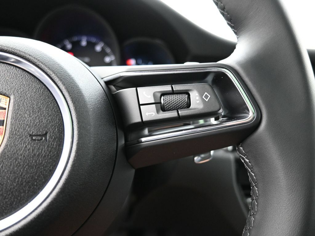 Certified 2025 Porsche Macan AWD/4WD image 12