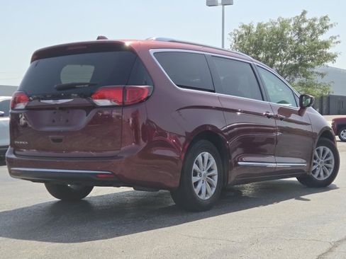 Used 2019 Chrysler Pacifica Touring-L FWD image 9
